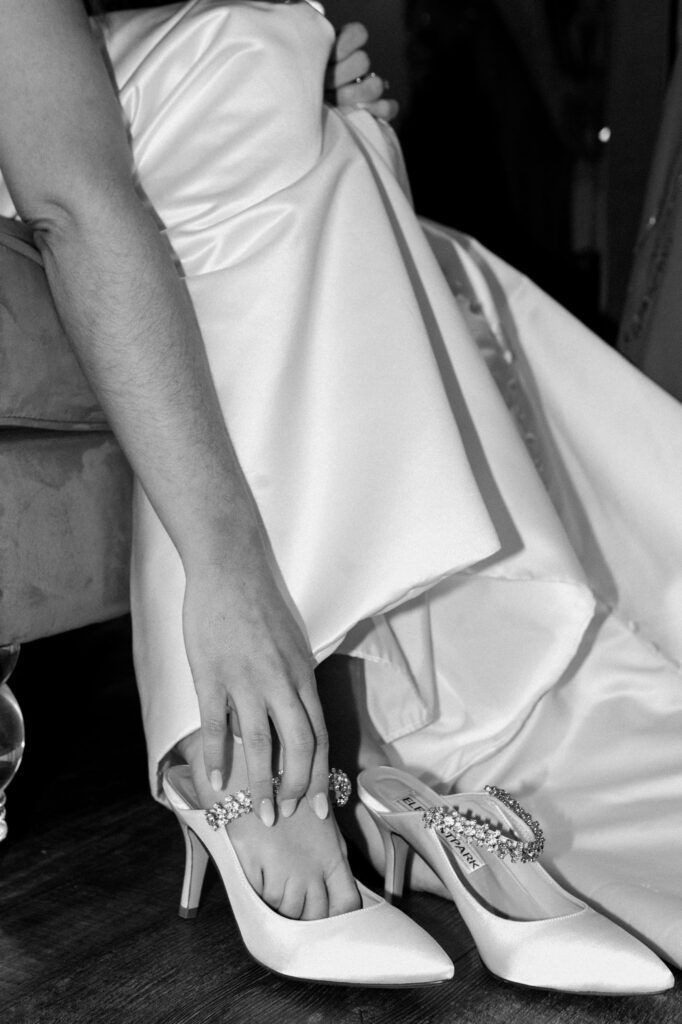 getting ready wedding photos on the eastern shore