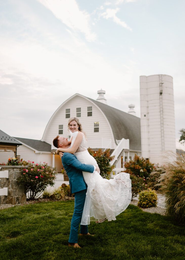 timeless and romantic bride and groom photos at delaware wedding venue