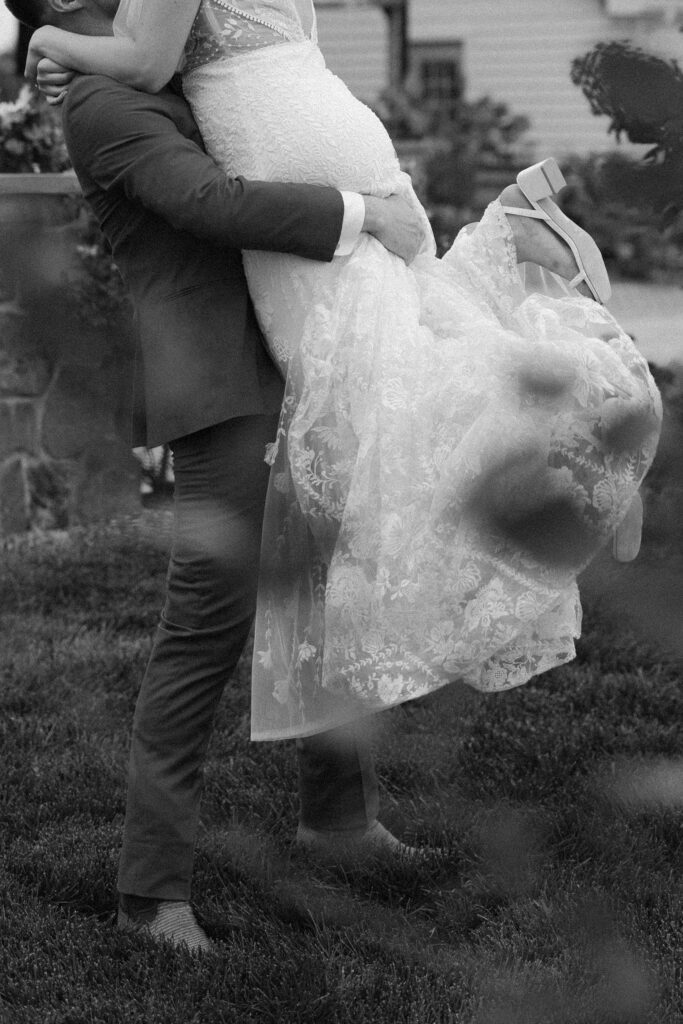 timeless and romantic bride and groom photos at delaware wedding venue