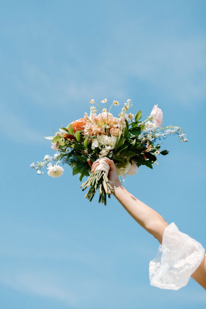 outdoor wedding photos in the summer, timeless and modern