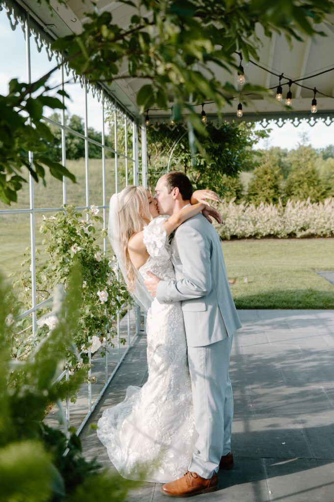 outdoor wedding photos in the summer, timeless and modern
