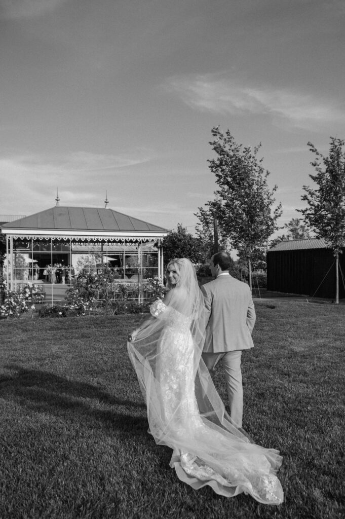 outdoor wedding photos in the summer, timeless and modern