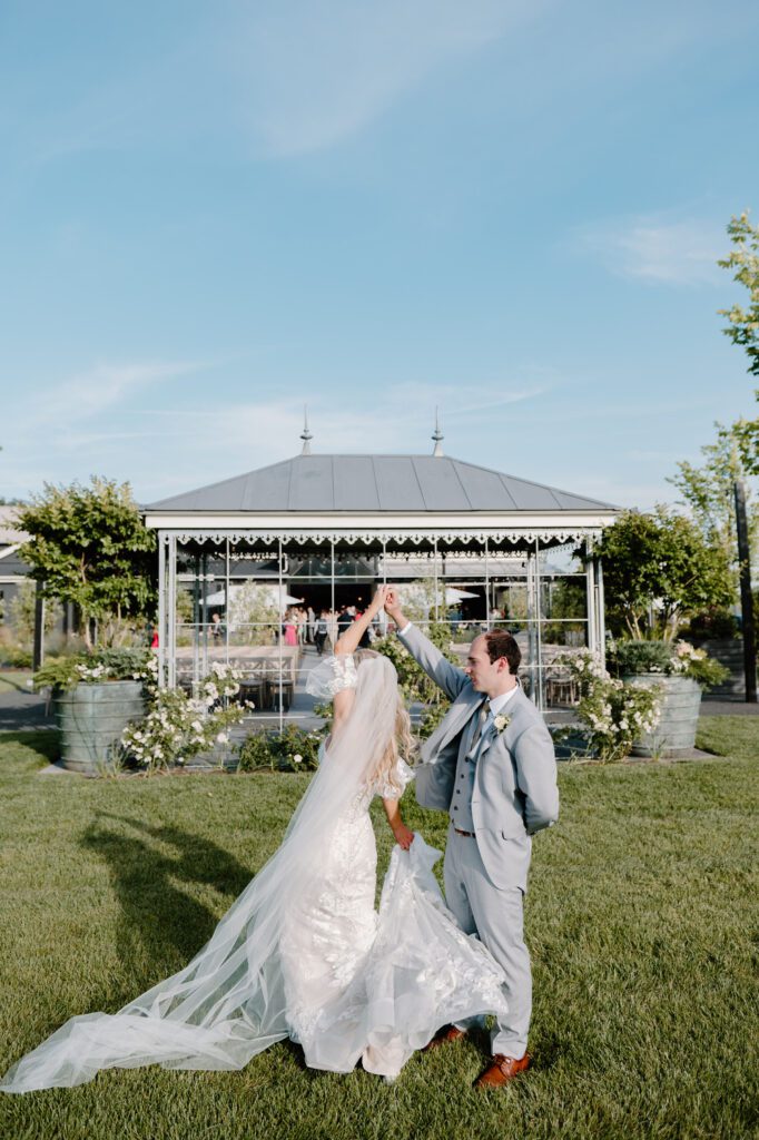 outdoor wedding photos in the summer, timeless and modern