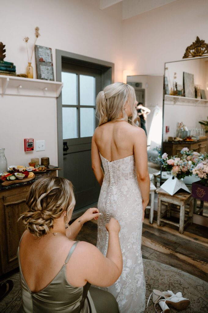 getting ready wedding photos in bridal suite
